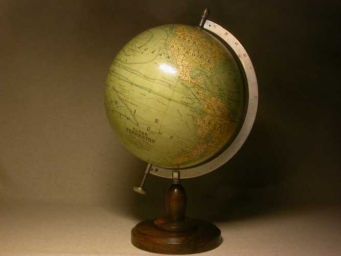 Globe terrestre dressé par j forest édité par girard barrere & thomas